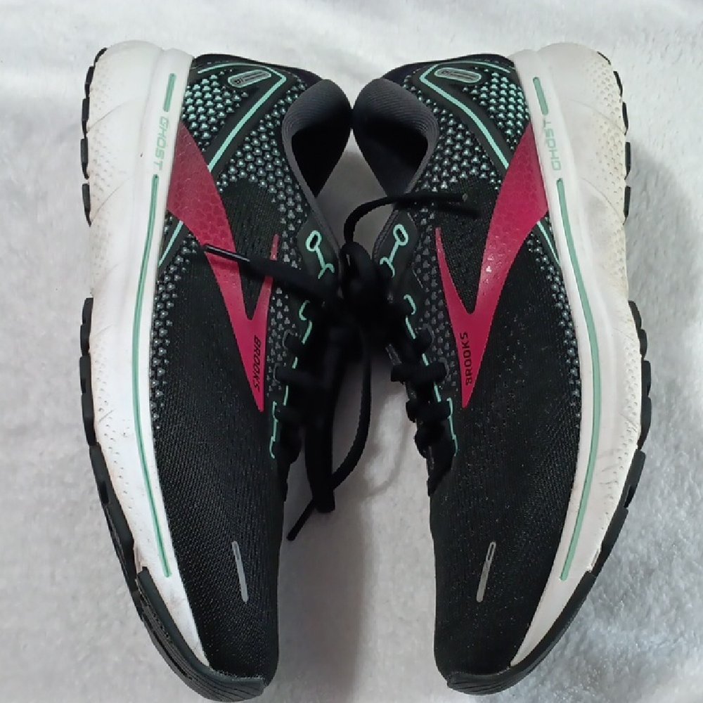 Brooks Women's Black and Pink Sneakers.